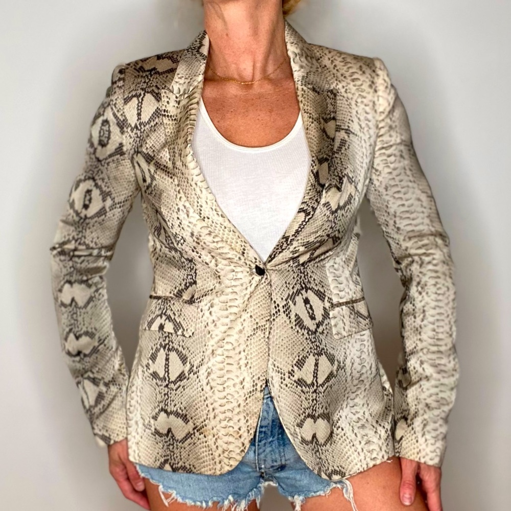 classic fit snakeskin print silky blazer